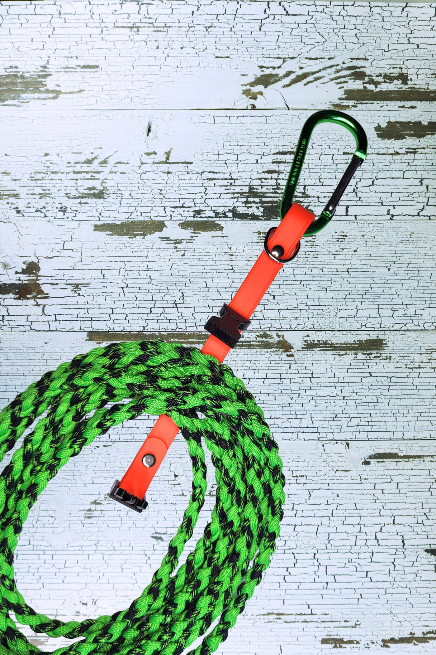 The side release buckle slides up and down the webbing for a snug fit on any size long line or leash bundle.