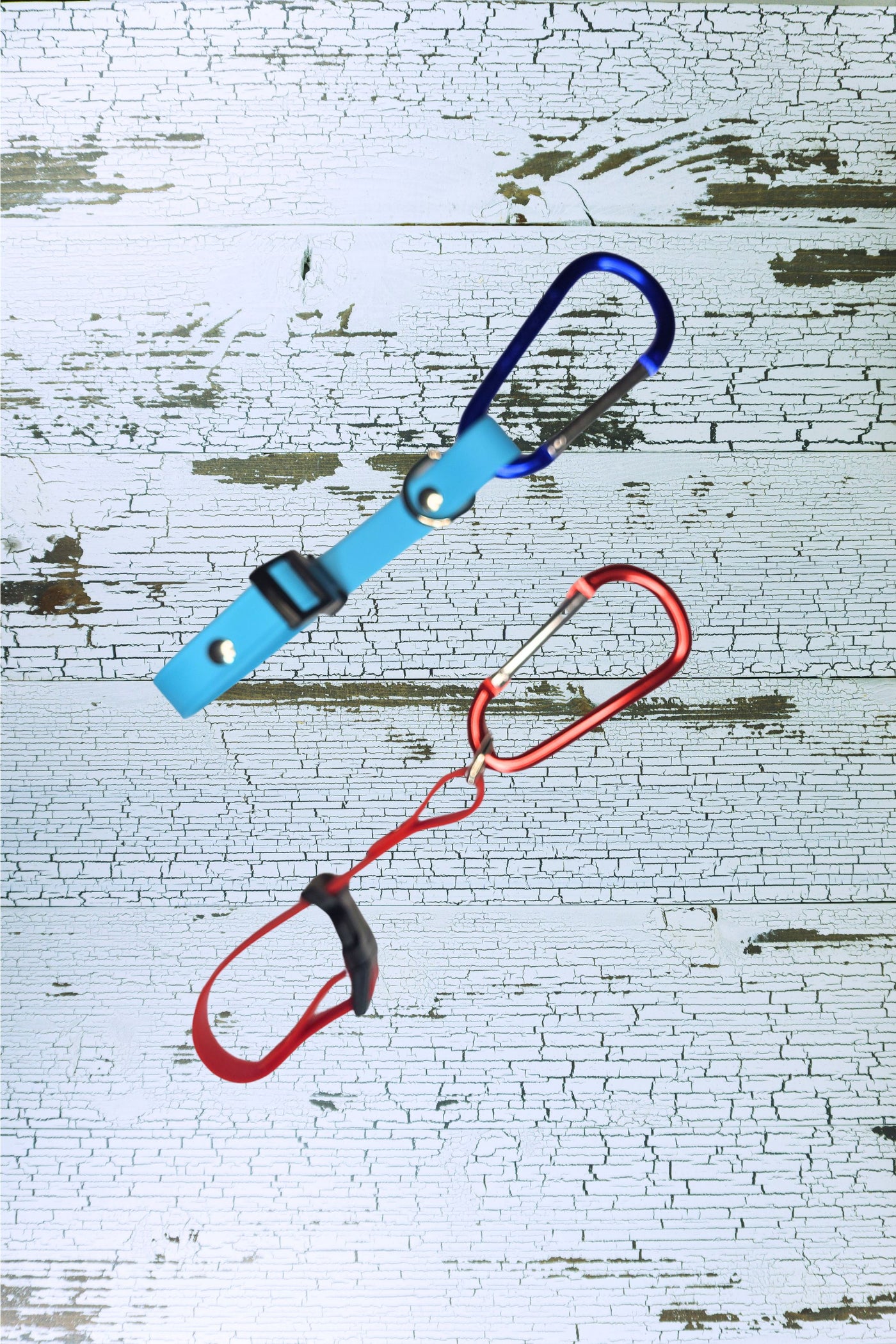 Use the leash keeper with the carabiner flat to clip onto a belt loop, or rotate and insert it through the D ring to clip under a belt or to a backpack strap.
