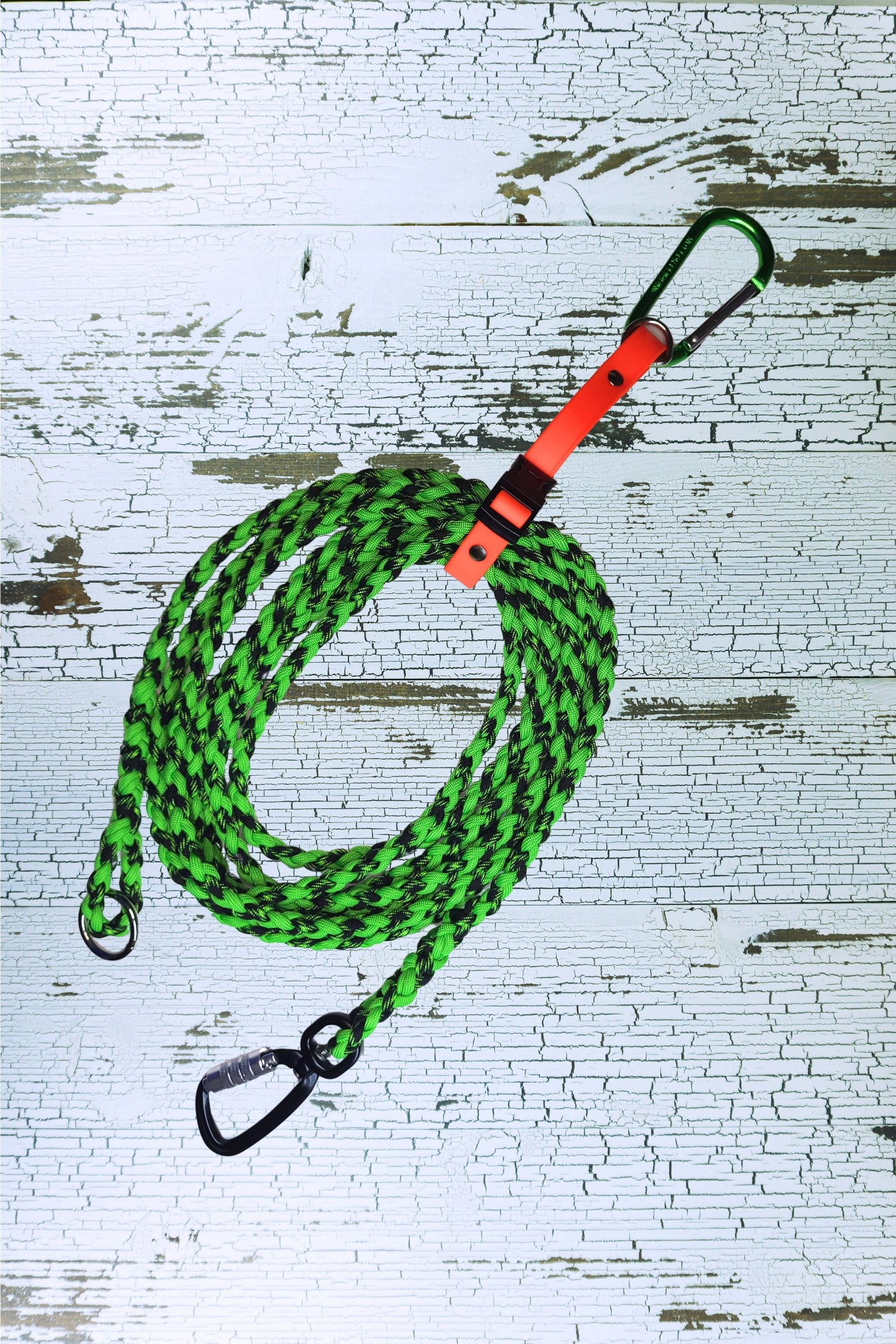 Hold a long or short long line or multiple leashes in the adjustable leash keeper hang strap.