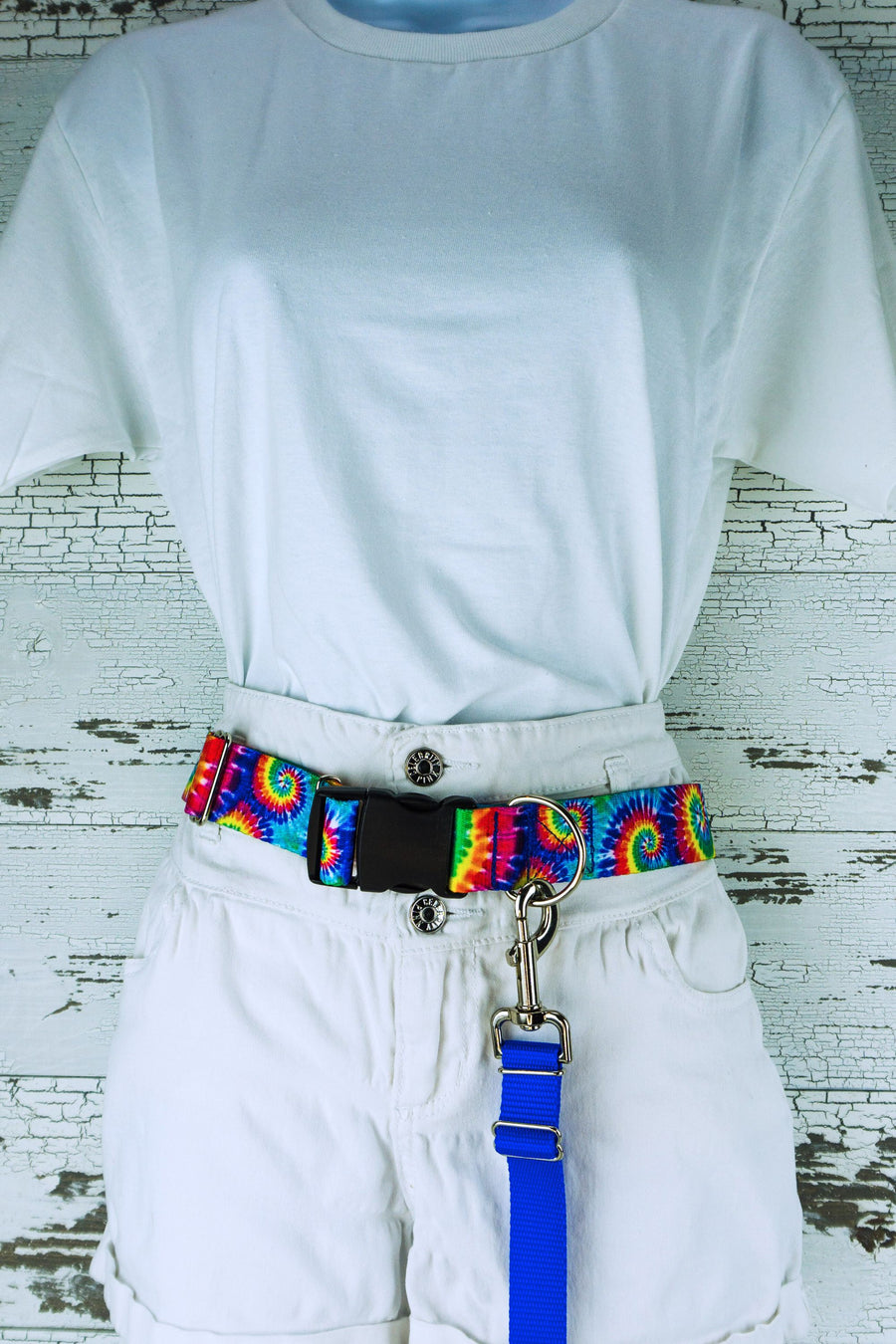 medium weight hands free leash belt in the classic tie dye patterned webbing on a mannequin with an attached hands free leash