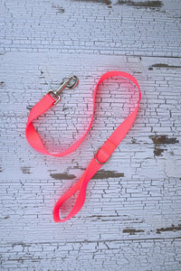neon pink handheld short leash for medium and large dogs with a swivel snap bolt and d ring next to the loop handle.