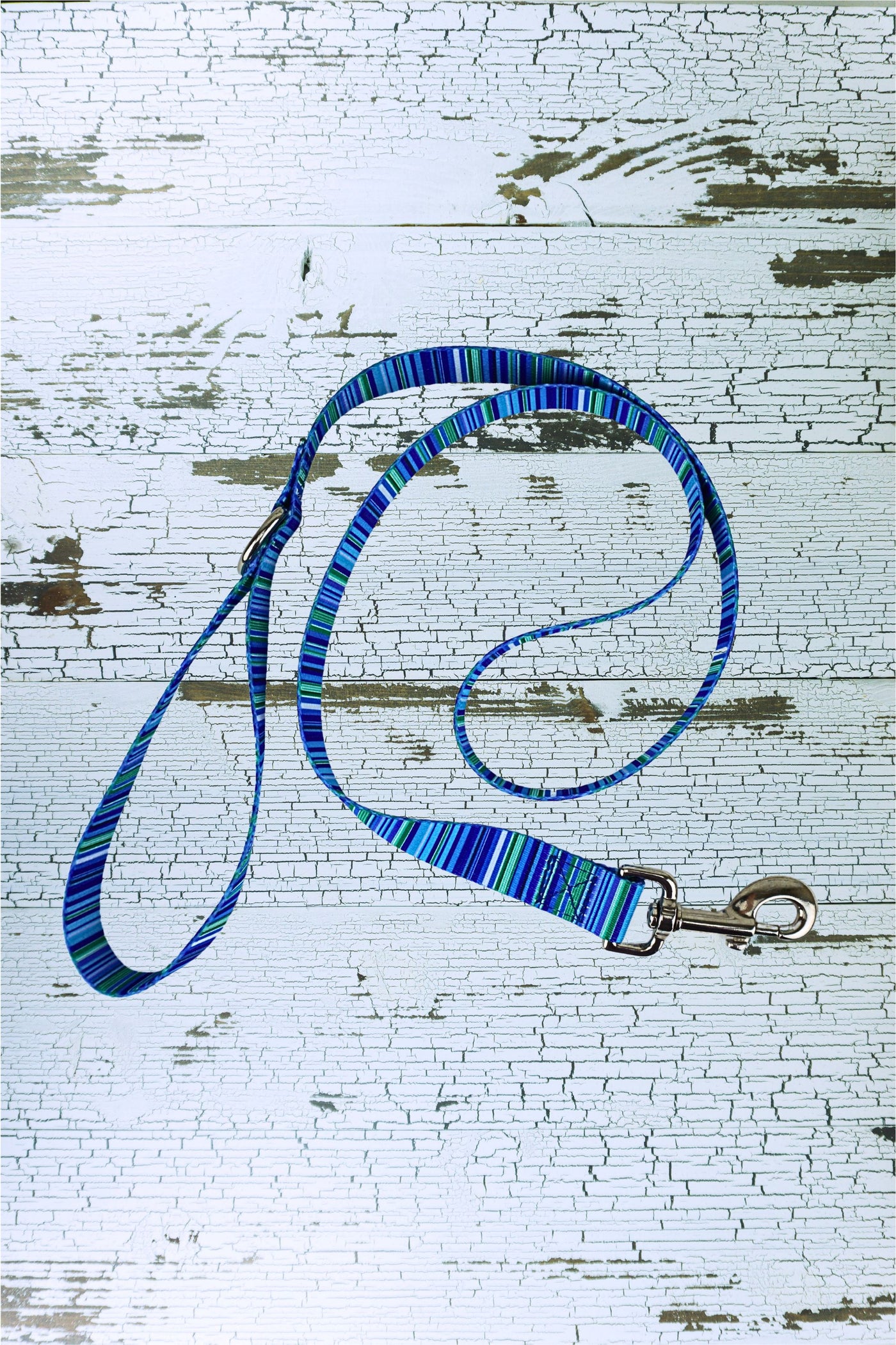 handheld leash in blue serape with swivel snap bolt and a d ring next to the loop handle