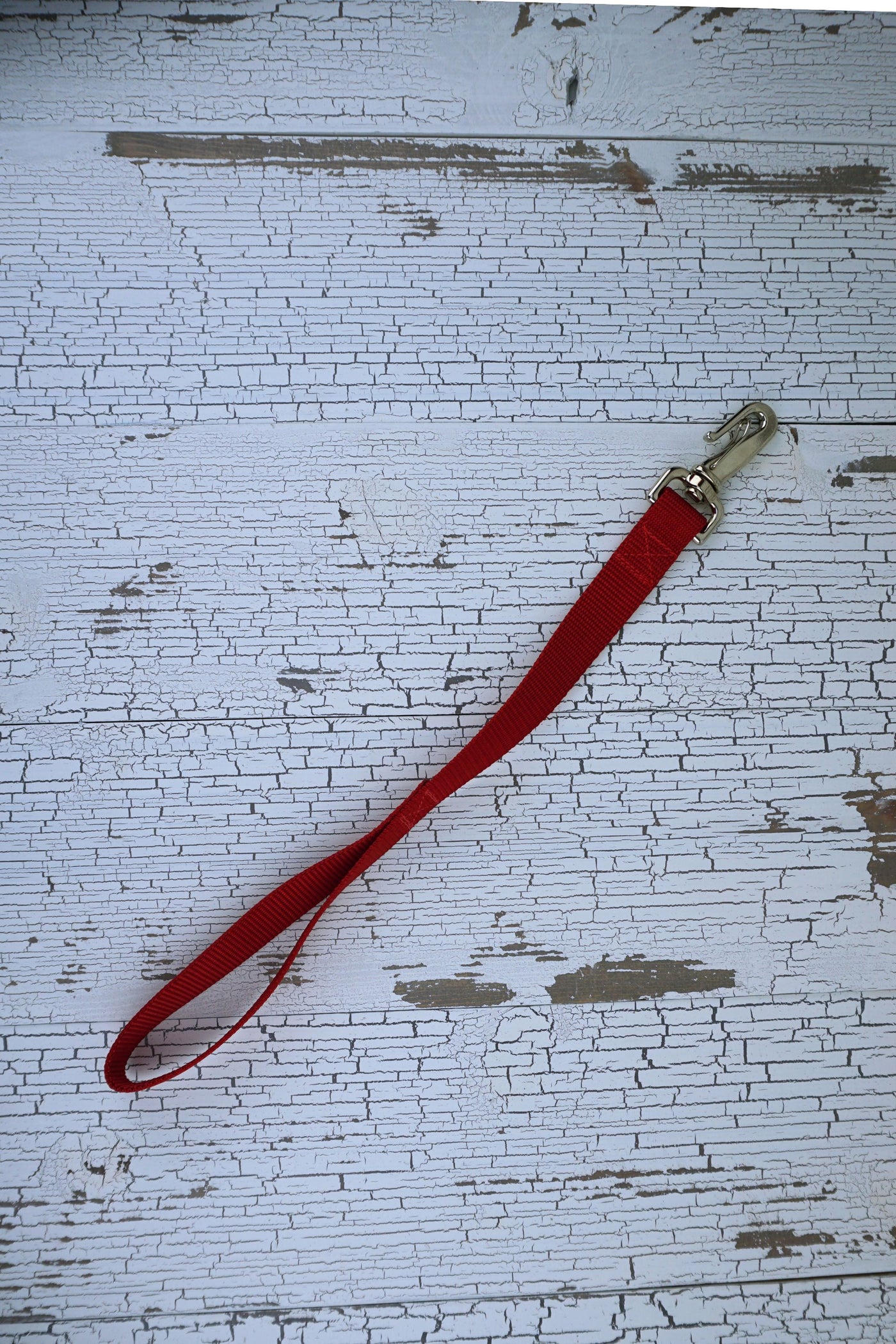 short loop handle leash in red with a gooseneck clip