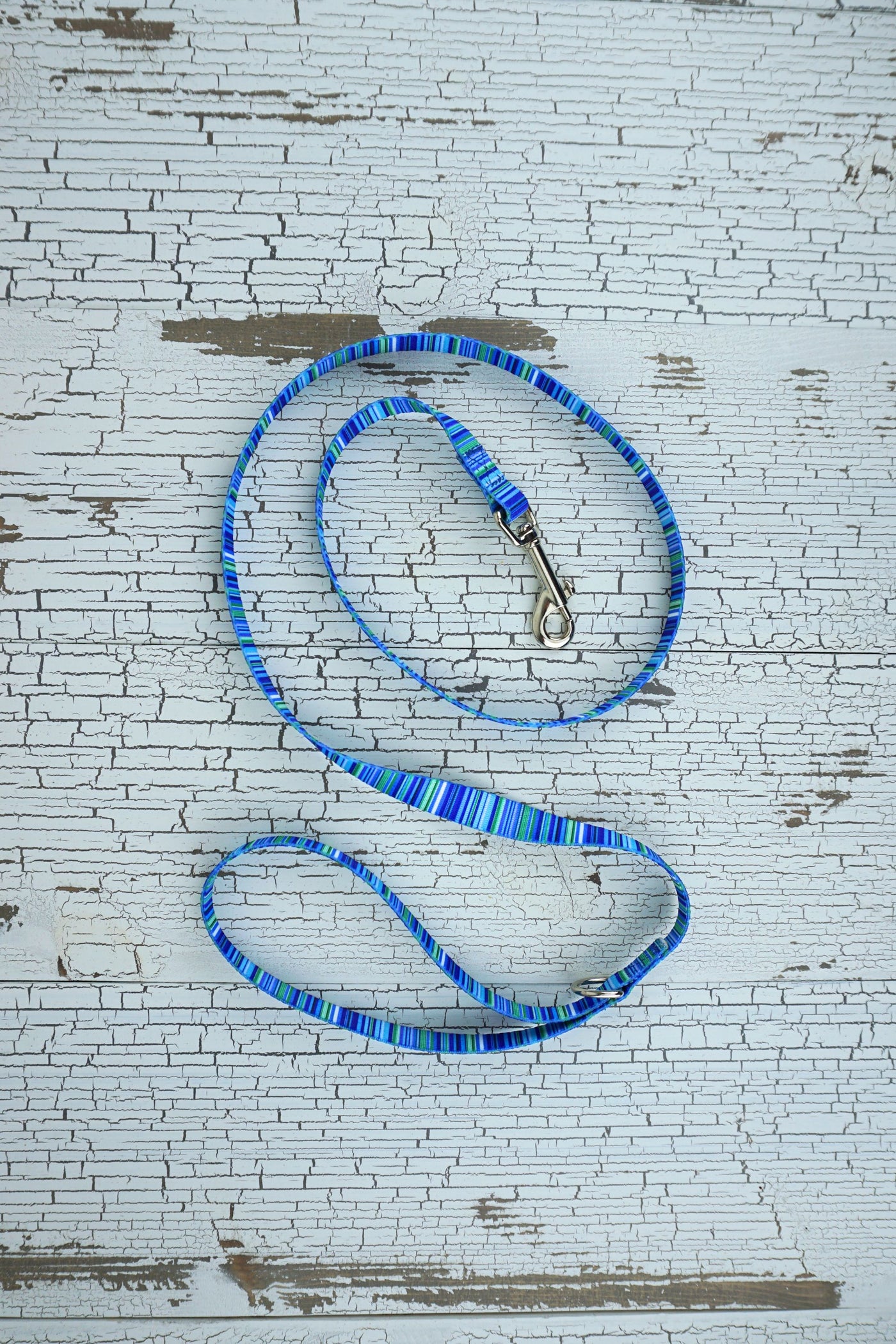 handheld leash for small dogs in patterned polyester webbing with a loop handle and swivel snap bolt.