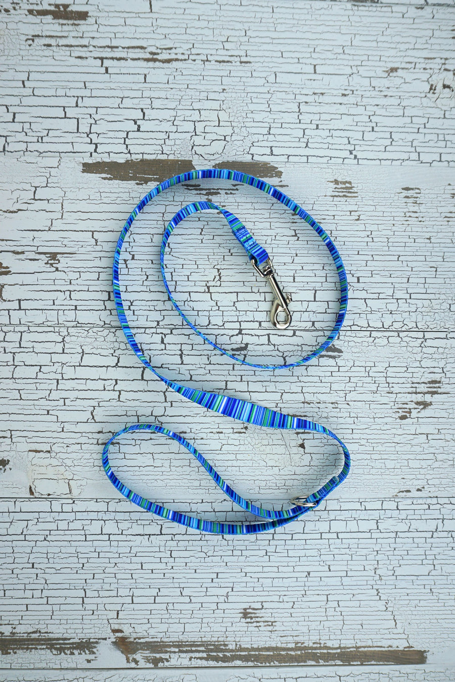 handheld leash for small dogs in patterned polyester webbing with a loop handle and swivel snap bolt.